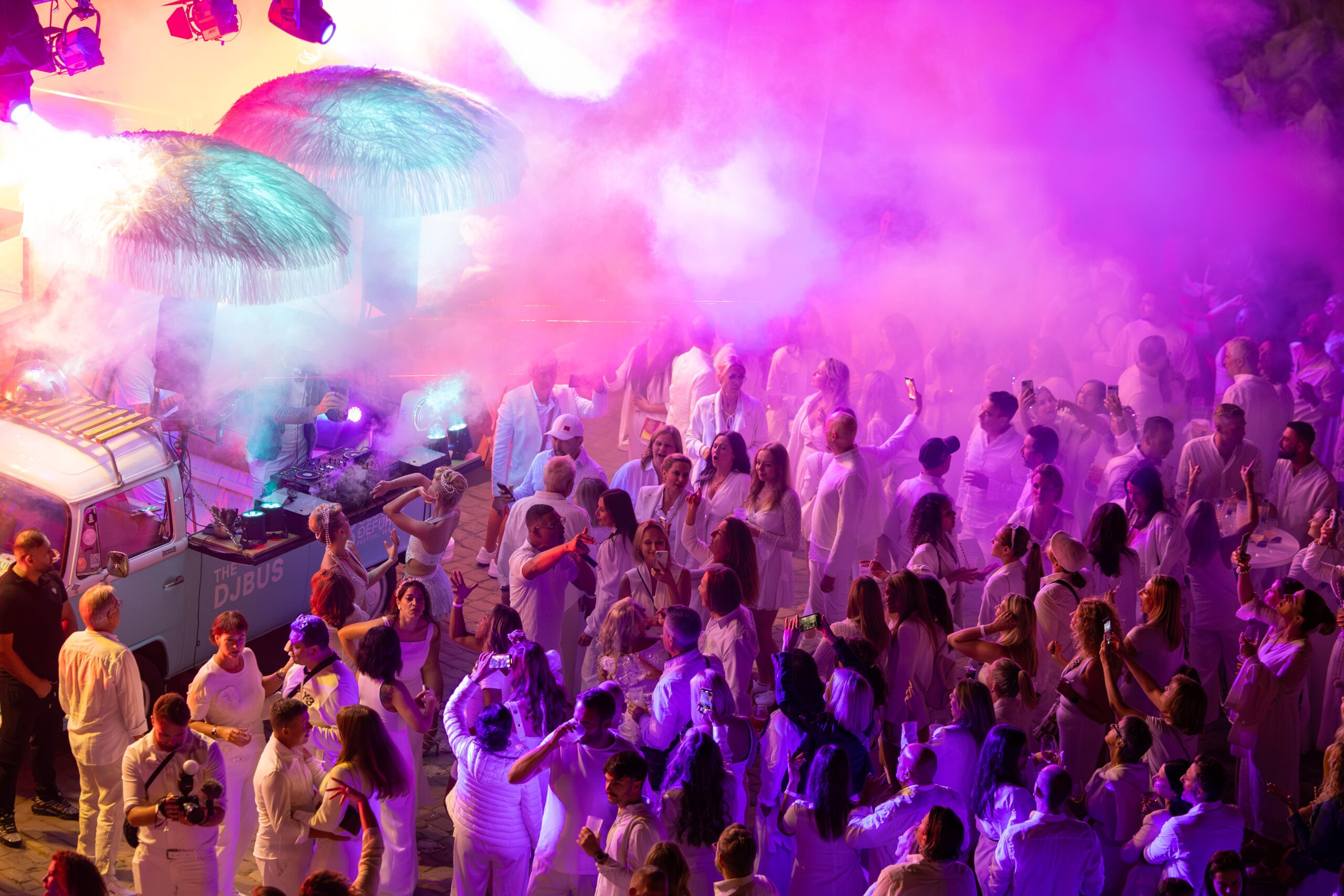 DJ-Set bei einer Open-Air-Party im Schlosshof