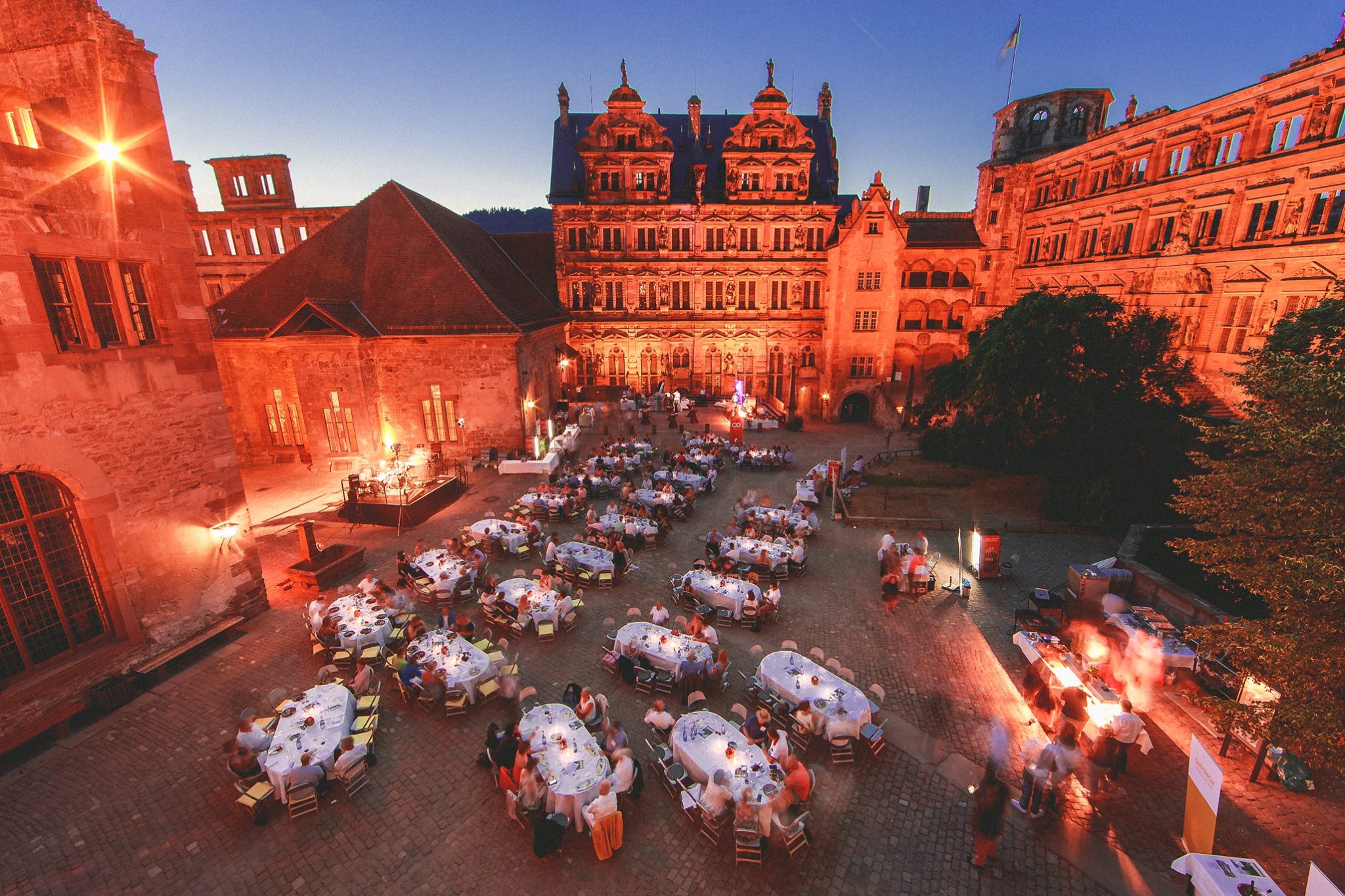Der beleuchtete Innenhof des Heidelberger Schlosses bei Nacht